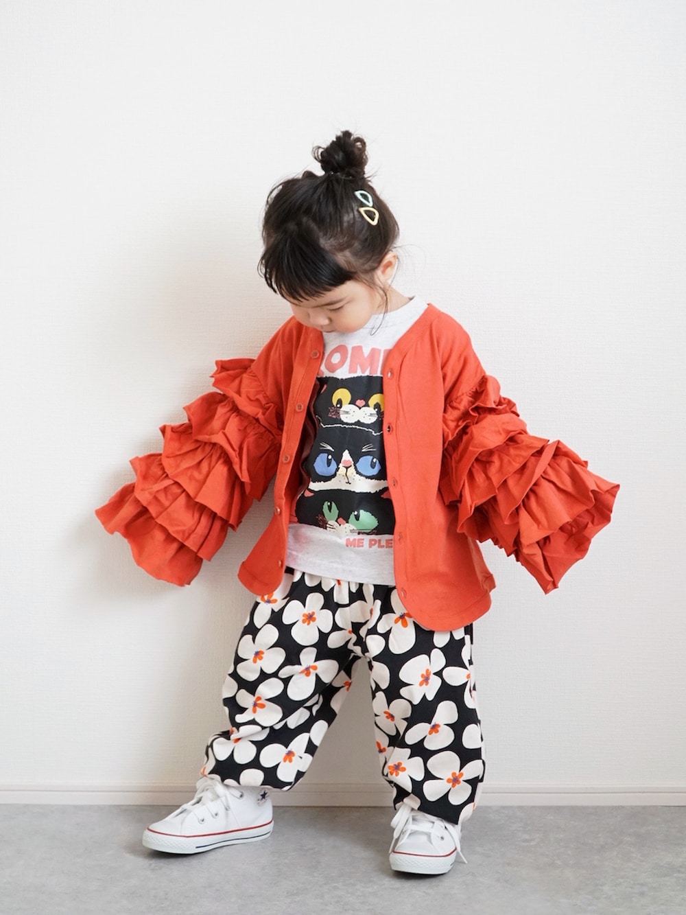 ブラウン系のカーディガン/ボレロ、ホワイト系のTシャツ/カットソー、ブラック系のその他パンツを着用したキッズの春コーディネートの2枚目の写真