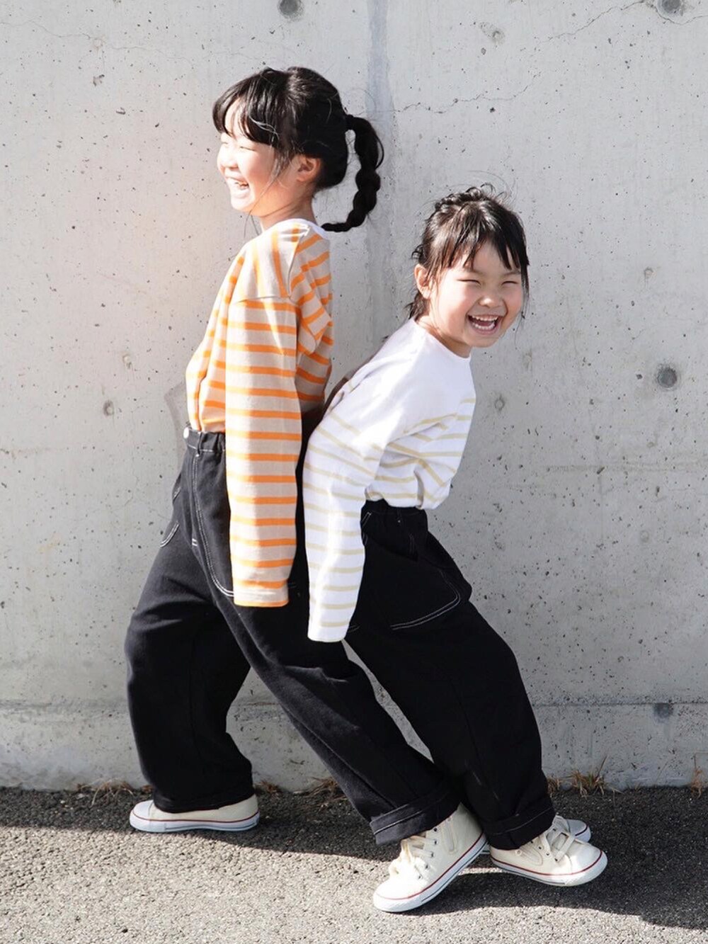 オレンジ系のTシャツ/カットソー、イエロー系のTシャツ/カットソー、ブラック系のその他パンツを着用したキッズの春コーディネートの4枚目の写真