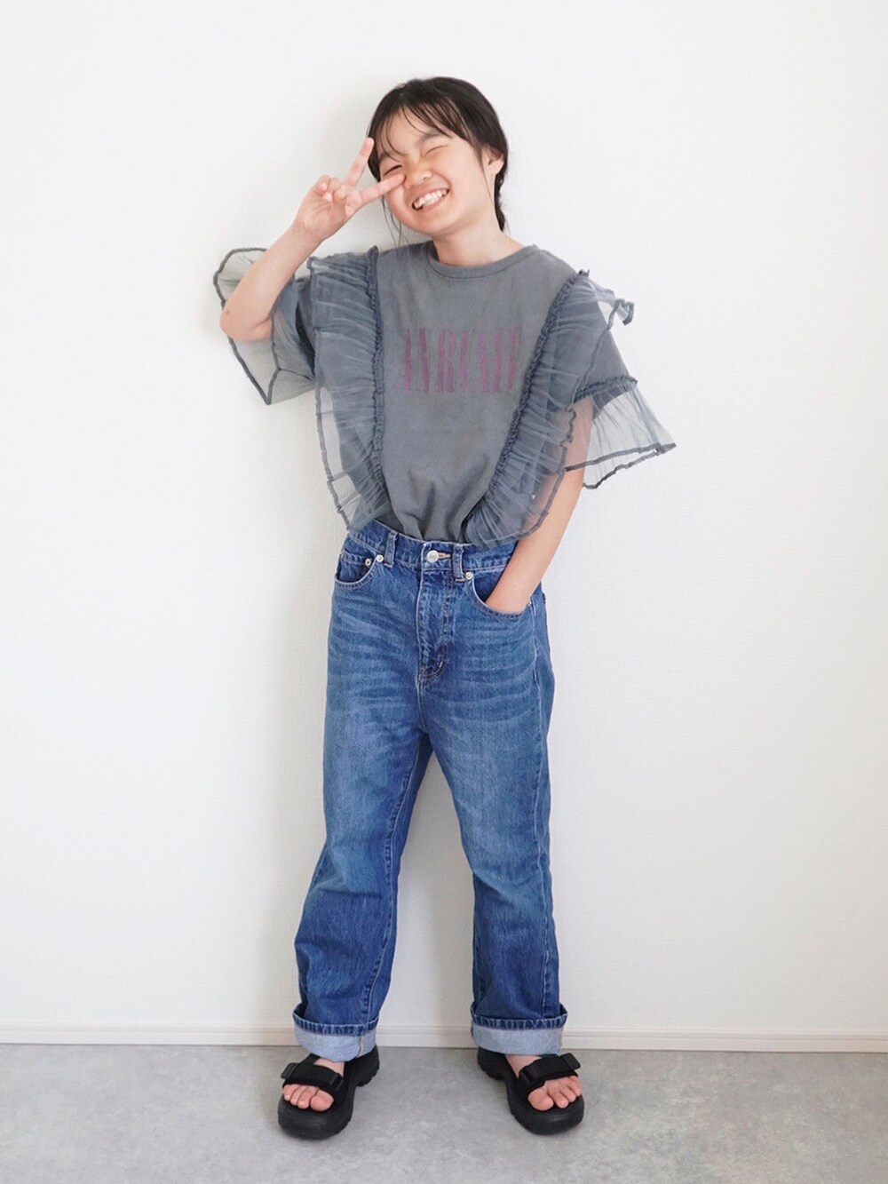 グレー系のTシャツ/カットソー、ブルー系のデニムパンツ、ブラック系のサンダルを着用したキッズの春コーディネートの5枚目の写真