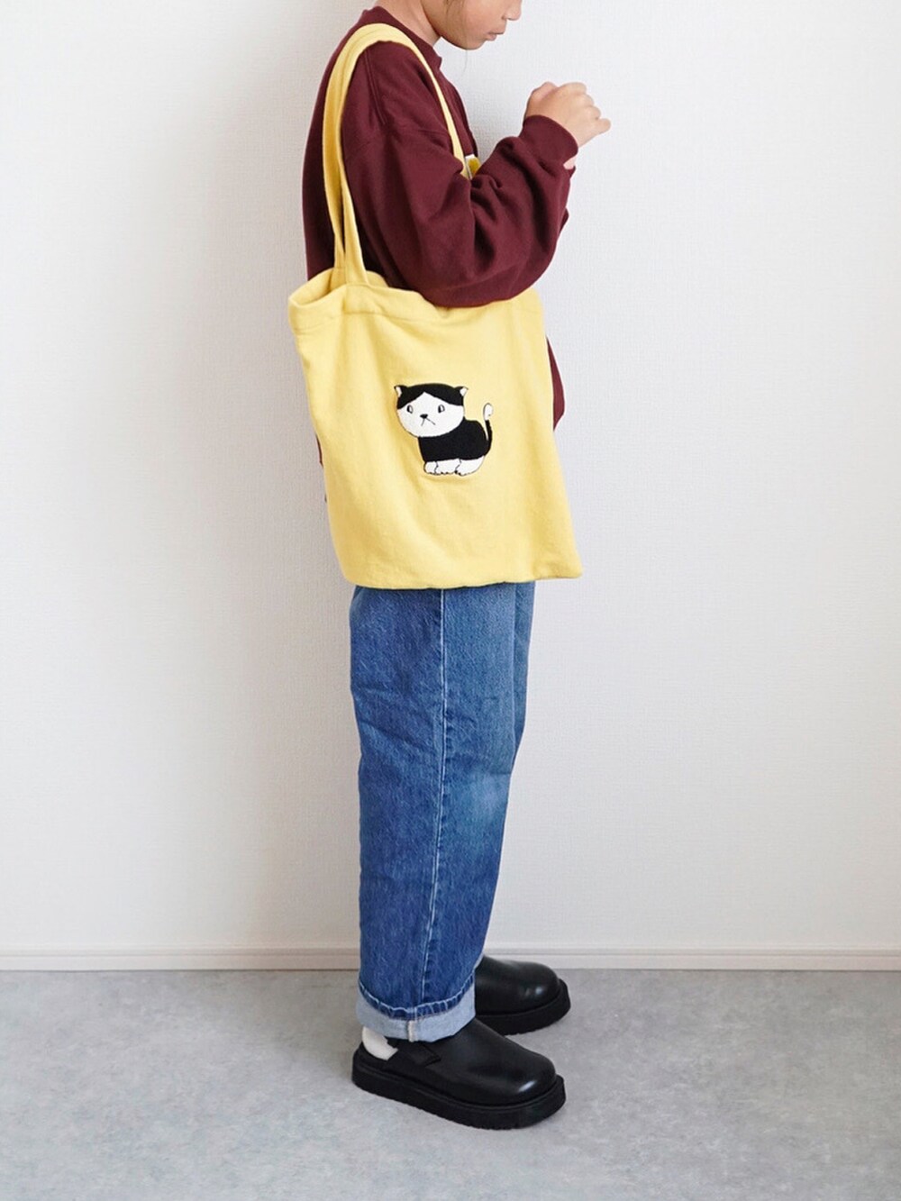 「秋コーデ、秋冬コーデ、スウェット、lowrysfarmkids、デニム、ボルドー、カジュアルコーデ、トートバッグ、monmimi、クロッグシューズ、UNIQLO、UNIQLOC、差し色コーデ」｜「LOWRYS FARMのサガラシシュウプルオーバー　 152397（スウェット、レッド系）」を使った、haa__fuuさん（キッズ・140cm）の秋コーディネートの2枚目の写真