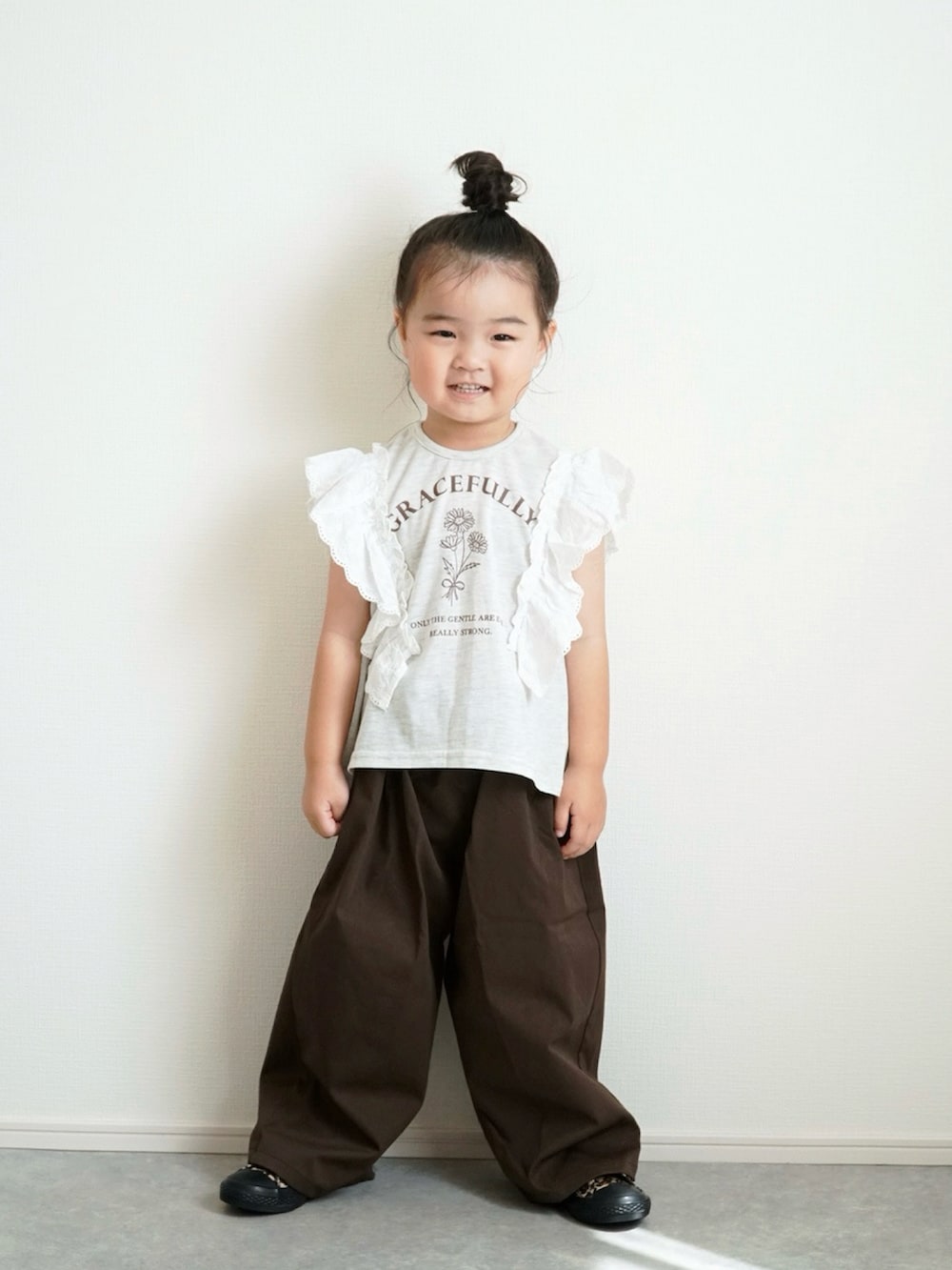 ベージュ系のTシャツ/カットソー、ブラウン系のその他パンツ、ブラウン系のスニーカーを着用したキッズの夏コーディネートの2枚目の写真