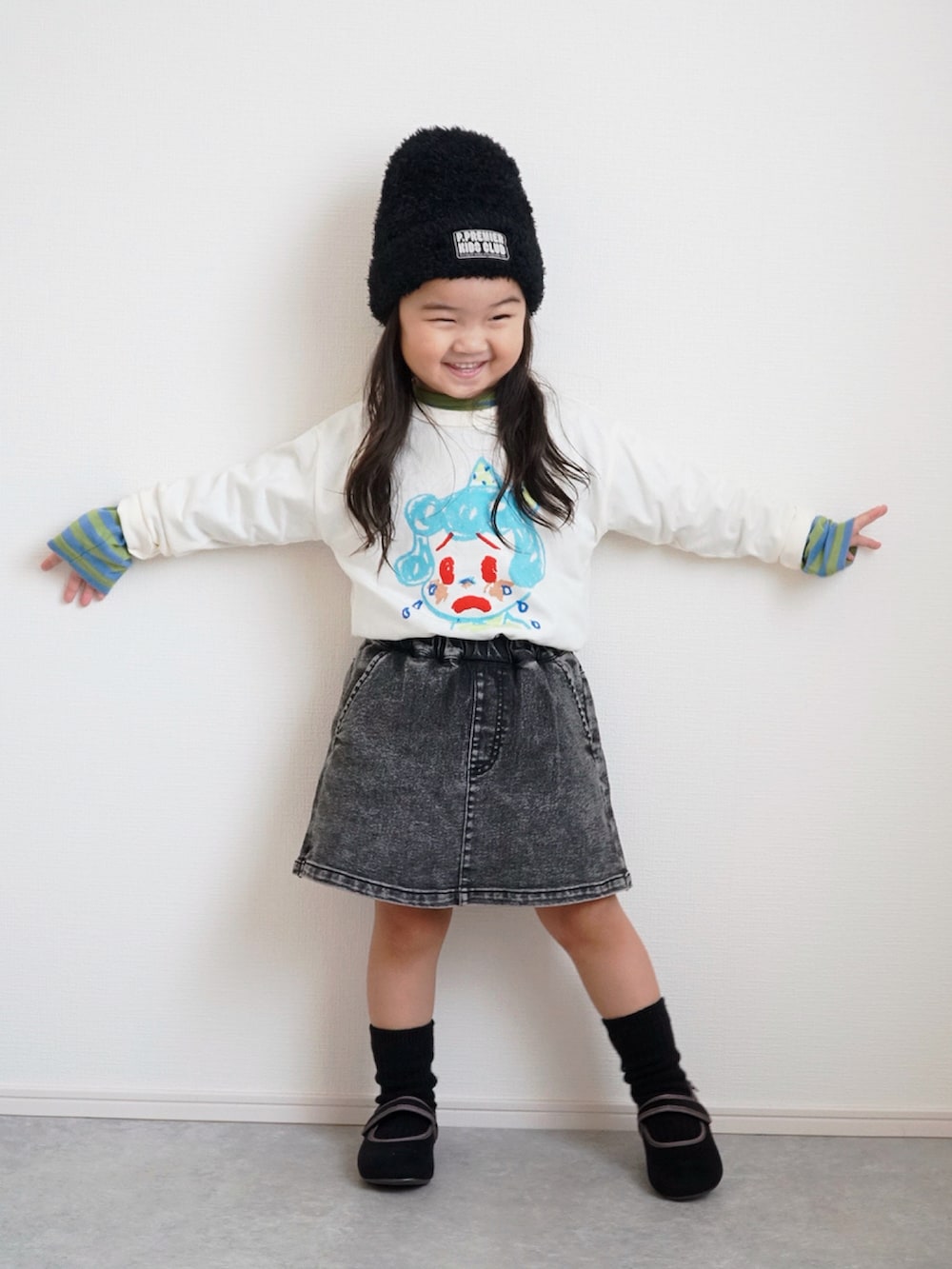 ホワイト系のTシャツ/カットソー、グリーン系のTシャツ/カットソー、ブラック系のデニムパンツを着用したキッズの秋コーディネートの4枚目の写真