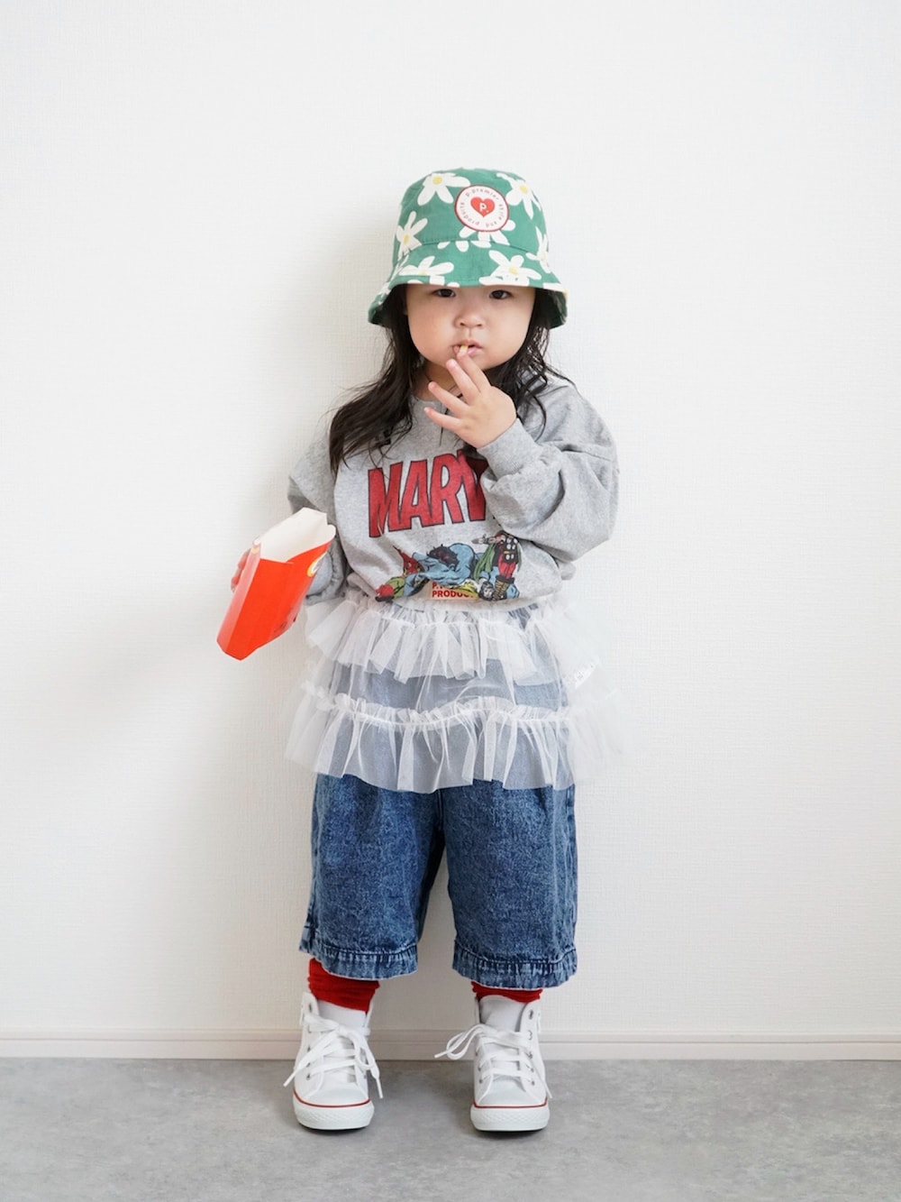 ホワイト系のスニーカー、グレー系のTシャツ/カットソー、ブルー系のその他パンツを着用したキッズの春コーディネートの2枚目の写真