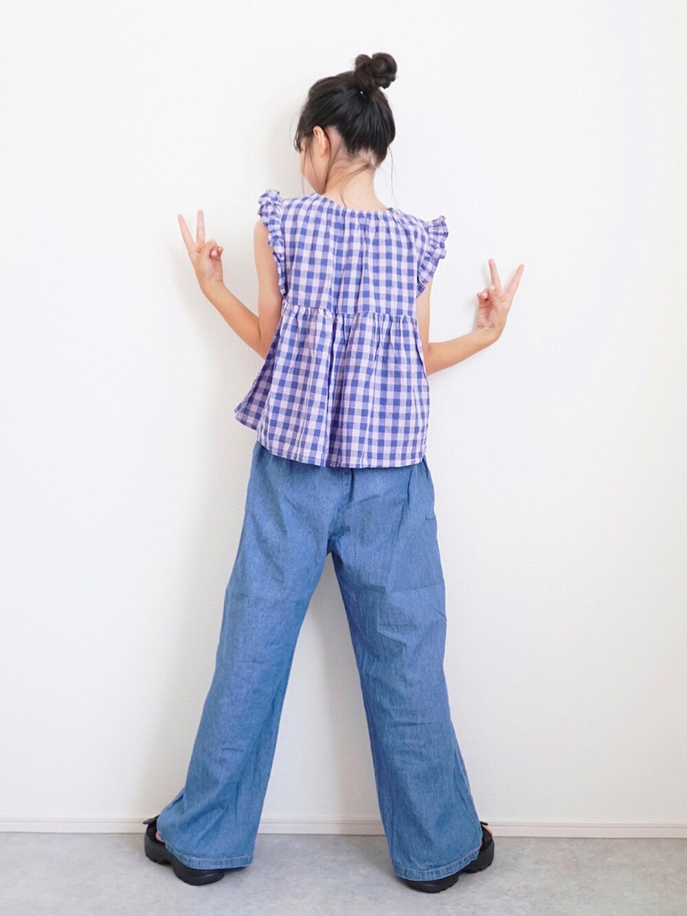 ブルー系のセットアップ、ブルー系のセットアップ、ブラック系のサンダルを着用したキッズの夏コーディネートの2枚目の写真