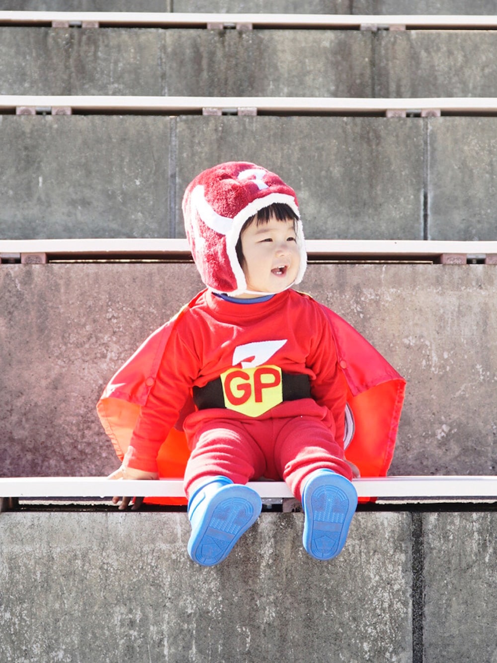 ブルー系のレインシューズ、ブルー系のTシャツ/カットソー、レッド系のその他を着用したキッズの秋コーディネートの5枚目の写真