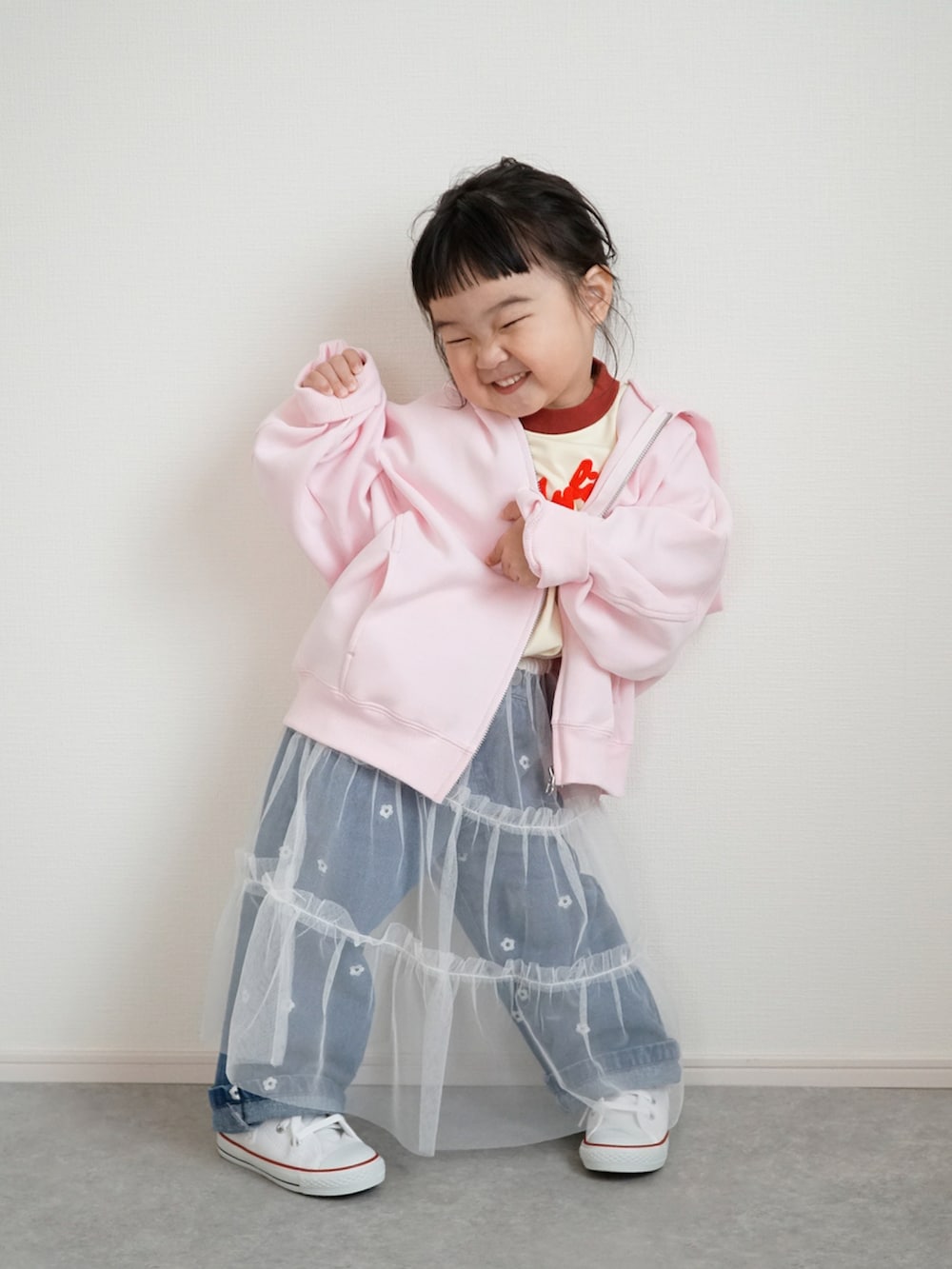 ピンク系のパーカー、ホワイト系のTシャツ/カットソー、ブルー系のデニムパンツを着用したキッズの春コーディネートの3枚目の写真