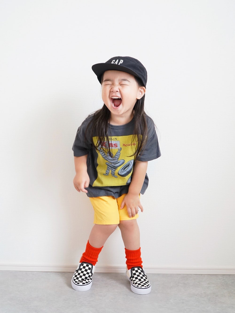 グレー系のTシャツ/カットソー、イエロー系のその他パンツ、ブラック系のスニーカーを着用したキッズの夏コーディネートの2枚目の写真