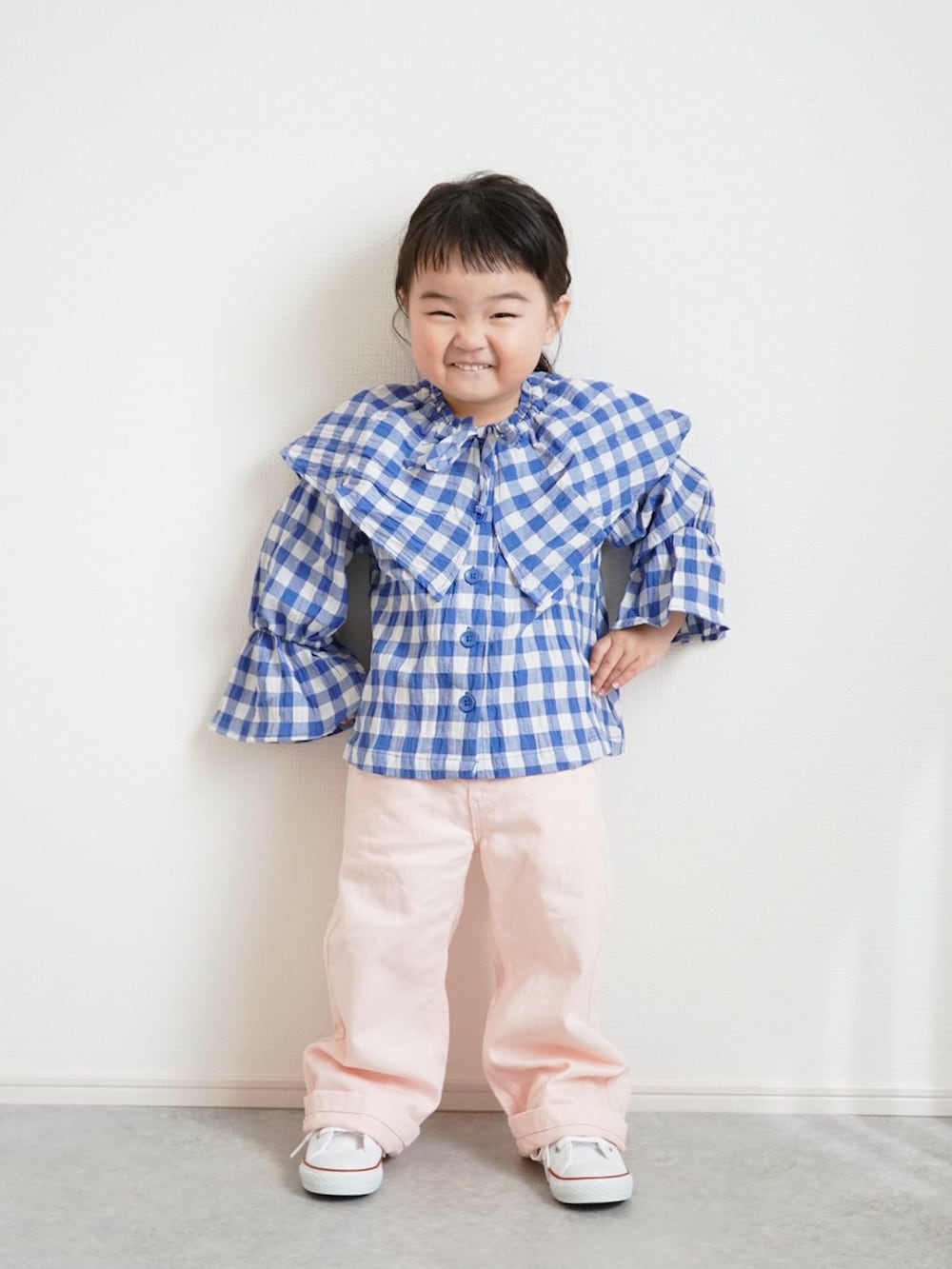 ブルー系のシャツ/ブラウス、ホワイト系のスニーカー、ピンク系のデニムパンツを着用したキッズの春コーディネートの4枚目の写真