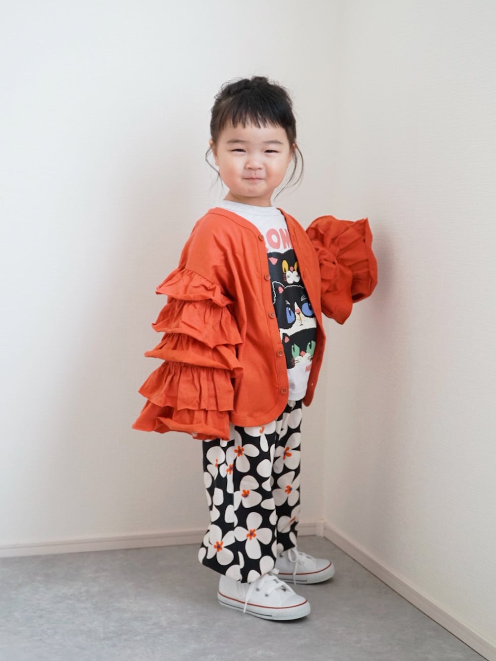 ブラウン系のカーディガン/ボレロ、ホワイト系のTシャツ/カットソー、ブラック系のその他パンツを着用したキッズの春コーディネートの3枚目の写真