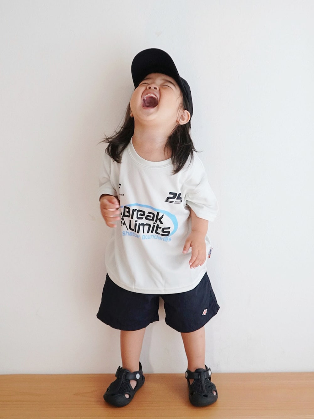 ブラック系のその他パンツ、ホワイト系のTシャツ/カットソー、ブラック系のサンダルを着用したキッズの夏コーディネートの2枚目の写真