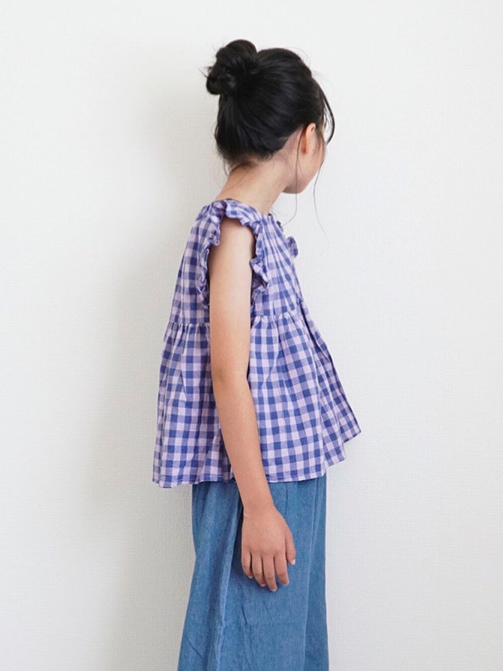 ブルー系のセットアップ、ブルー系のセットアップ、ブラック系のサンダルを着用したキッズの夏コーディネートの3枚目の写真