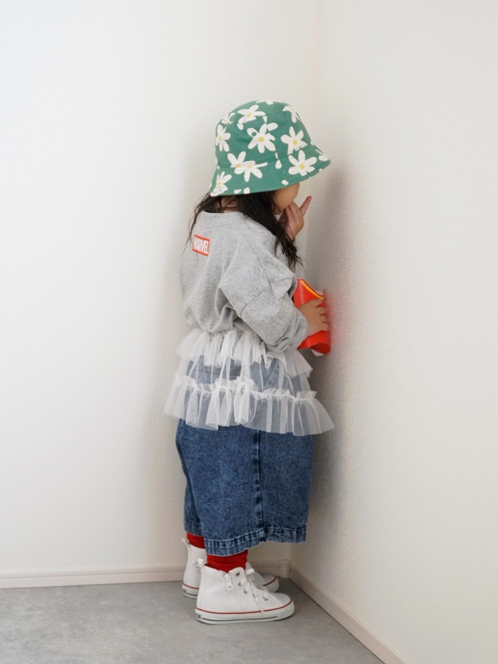 ホワイト系のスニーカー、グレー系のTシャツ/カットソー、ブルー系のその他パンツを着用したキッズの春コーディネートの3枚目の写真