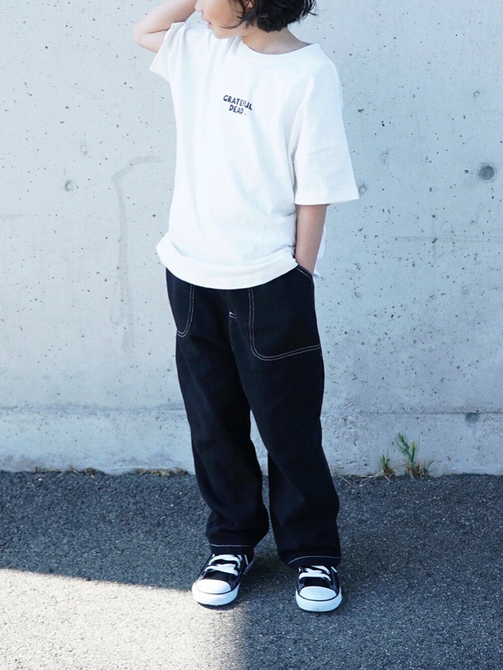 ブラック系のその他パンツ、ブラック系のスニーカー、ホワイト系のTシャツ/カットソーを着用したキッズの春コーディネートの2枚目の写真