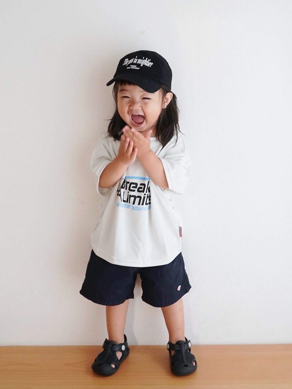 ブラック系のその他パンツ、ホワイト系のTシャツ/カットソー、ブラック系のサンダルを着用したキッズの夏コーディネートの3枚目の写真