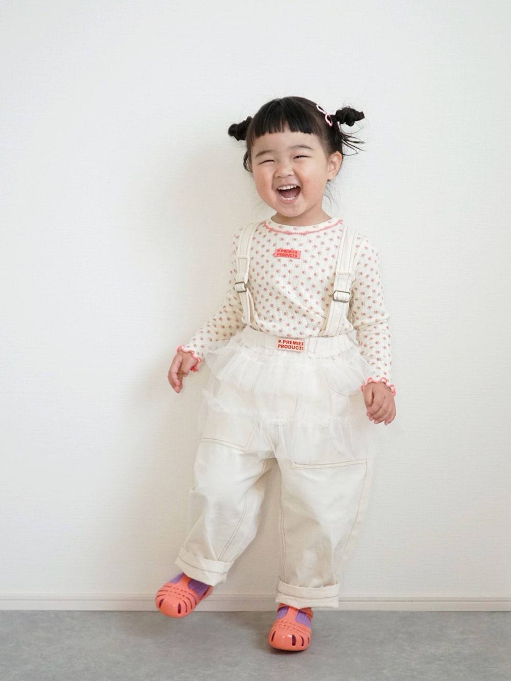 ピンク系のTシャツ/カットソー、ホワイト系のデニムパンツ、ホワイト系のスカートを着用したキッズの春コーディネートの2枚目の写真