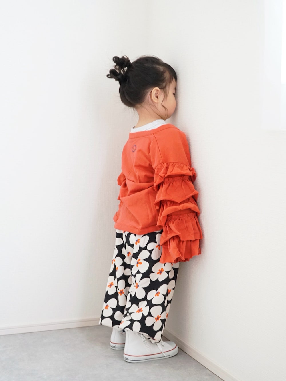 ブラウン系のカーディガン/ボレロ、ホワイト系のTシャツ/カットソー、ブラック系のその他パンツを着用したキッズの春コーディネートの4枚目の写真