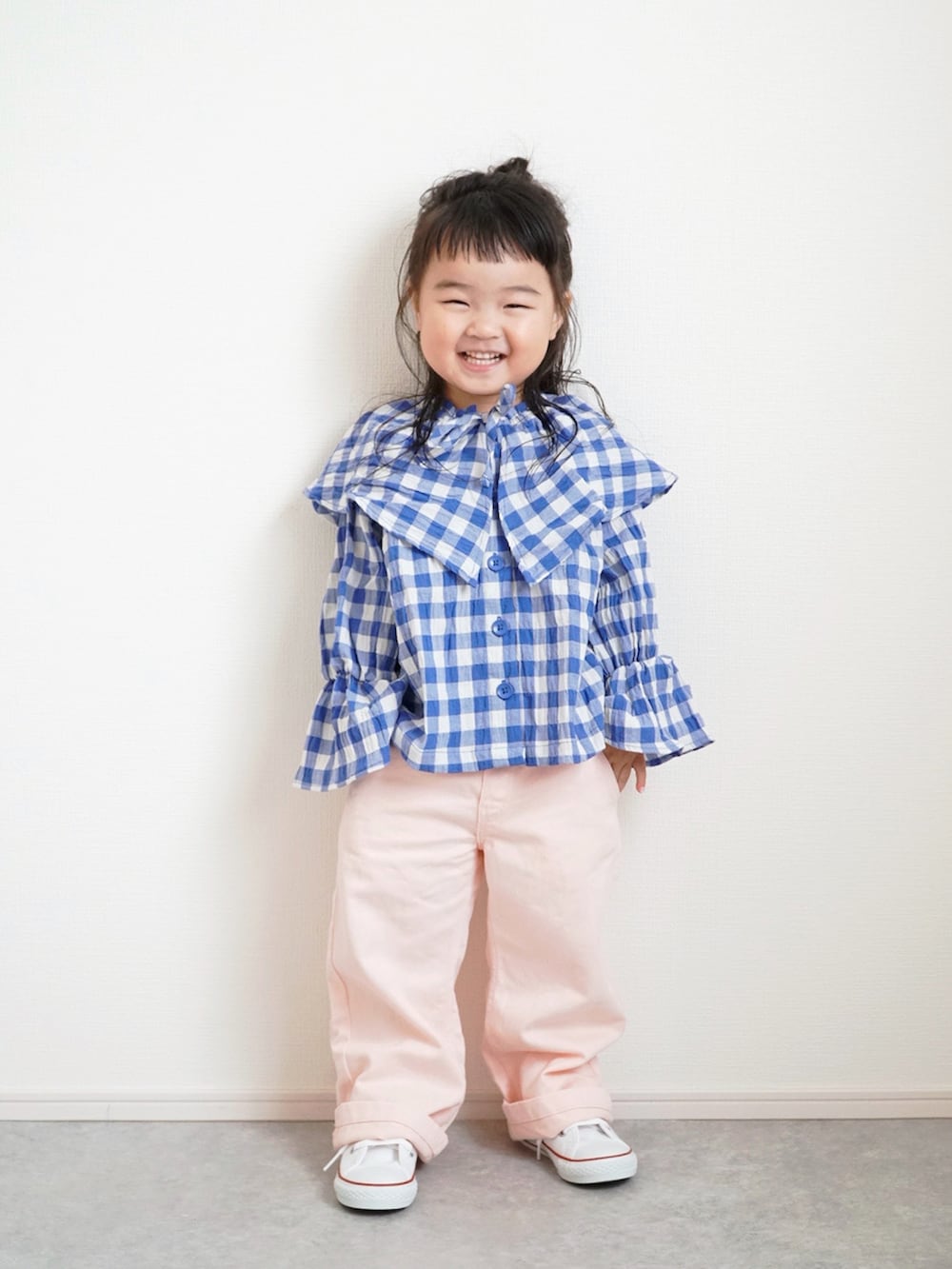 ブルー系のシャツ/ブラウス、ホワイト系のスニーカー、ピンク系のデニムパンツを着用したキッズの春コーディネートの2枚目の写真
