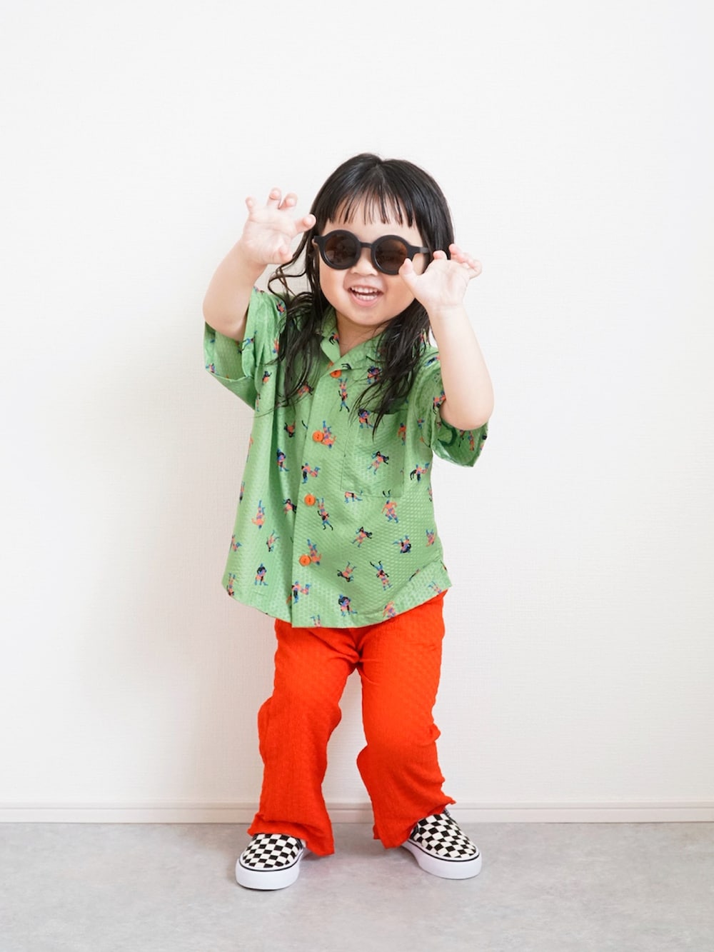 グリーン系のシャツ/ブラウス、レッド系のその他パンツ、ブラック系のスニーカーを着用したキッズの夏コーディネートの4枚目の写真