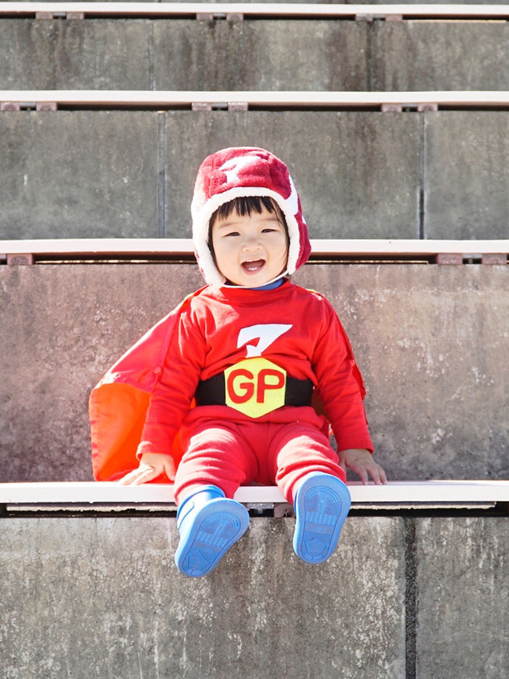 ブルー系のレインシューズ、ブルー系のTシャツ/カットソー、レッド系のその他を着用したキッズの秋コーディネートの3枚目の写真