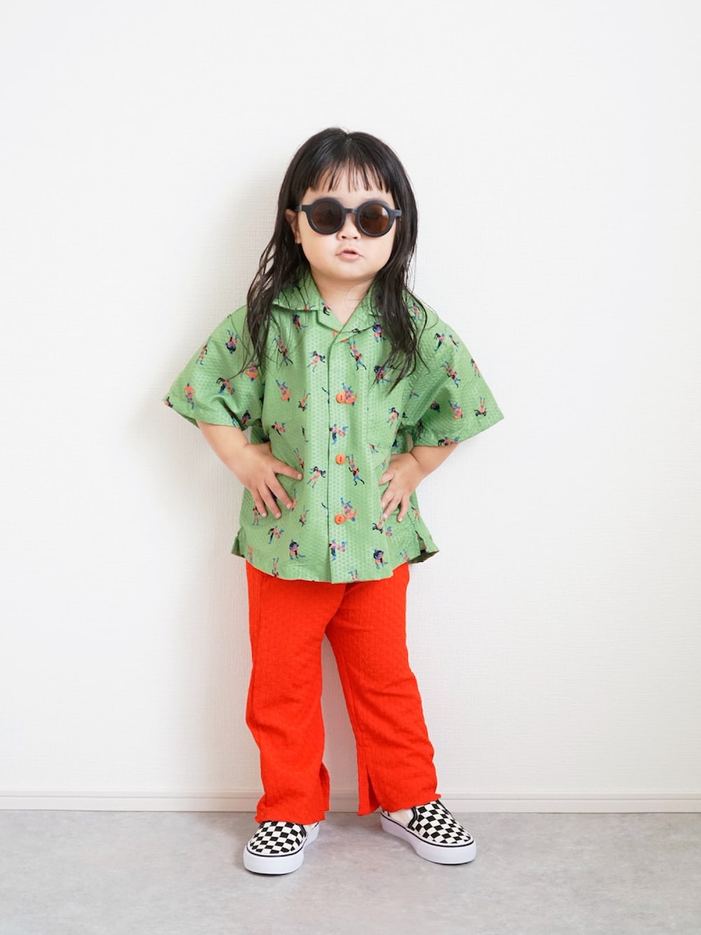 グリーン系のシャツ/ブラウス、レッド系のその他パンツ、ブラック系のスニーカーを着用したキッズの夏コーディネートの3枚目の写真