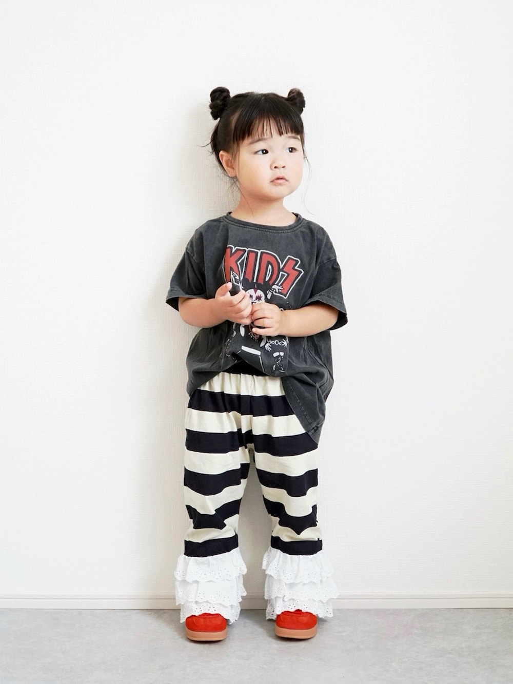 レッド系のスニーカー、ブラック系のTシャツ/カットソー、ブラック系のその他パンツを着用したキッズの夏コーディネートの2枚目の写真
