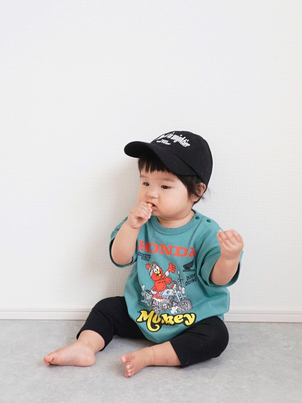 グリーン系のTシャツ/カットソー、ブラック系のキャップ、ブラック系のレギンス/スパッツを着用したキッズの夏コーディネートの3枚目の写真