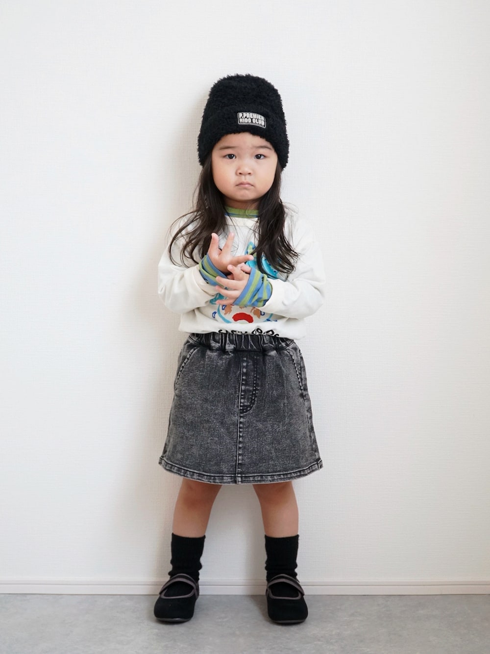 ホワイト系のTシャツ/カットソー、グリーン系のTシャツ/カットソー、ブラック系のデニムパンツを着用したキッズの秋コーディネートの3枚目の写真