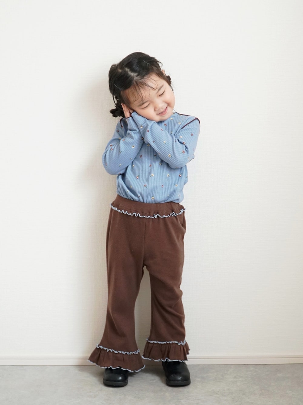 ブラック系のブーツ、ブルー系のTシャツ/カットソー、ブラウン系のその他パンツを着用したキッズの秋コーディネートの5枚目の写真