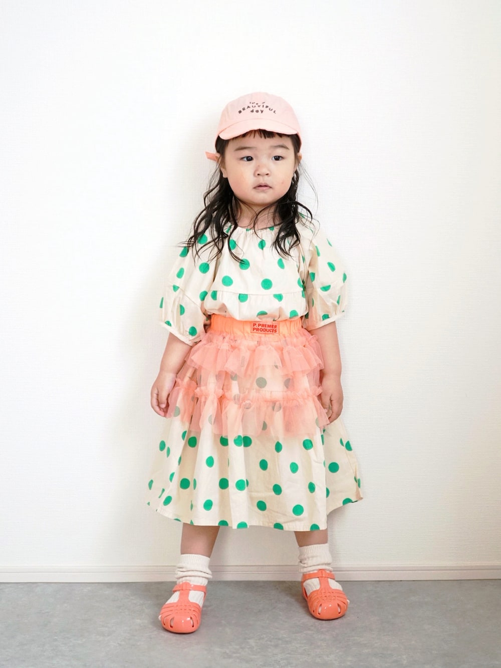 ブルー系のデニムジャケット、ピンク系のスカート、その他のワンピースを着用したキッズの春コーディネートの3枚目の写真