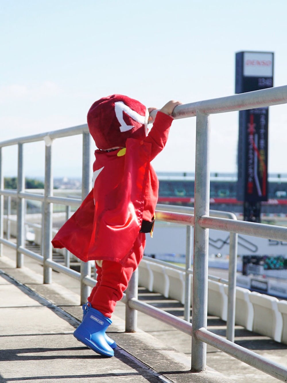 ブルー系のレインシューズ、ブルー系のTシャツ/カットソー、レッド系のその他を着用したキッズの秋コーディネートの4枚目の写真