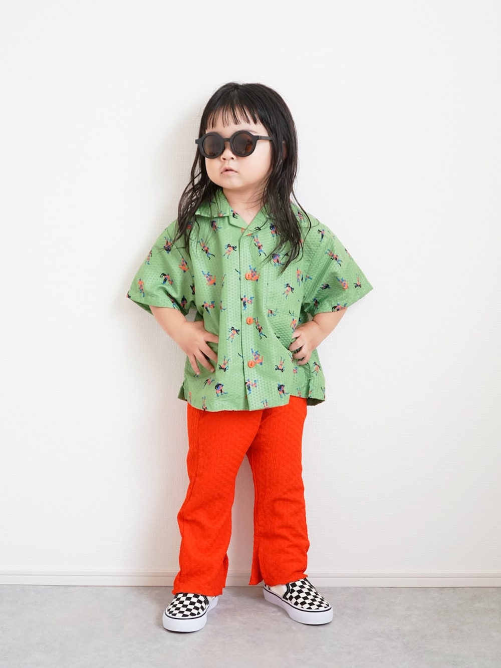 グリーン系のシャツ/ブラウス、レッド系のその他パンツ、ブラック系のスニーカーを着用したキッズの夏コーディネートの2枚目の写真