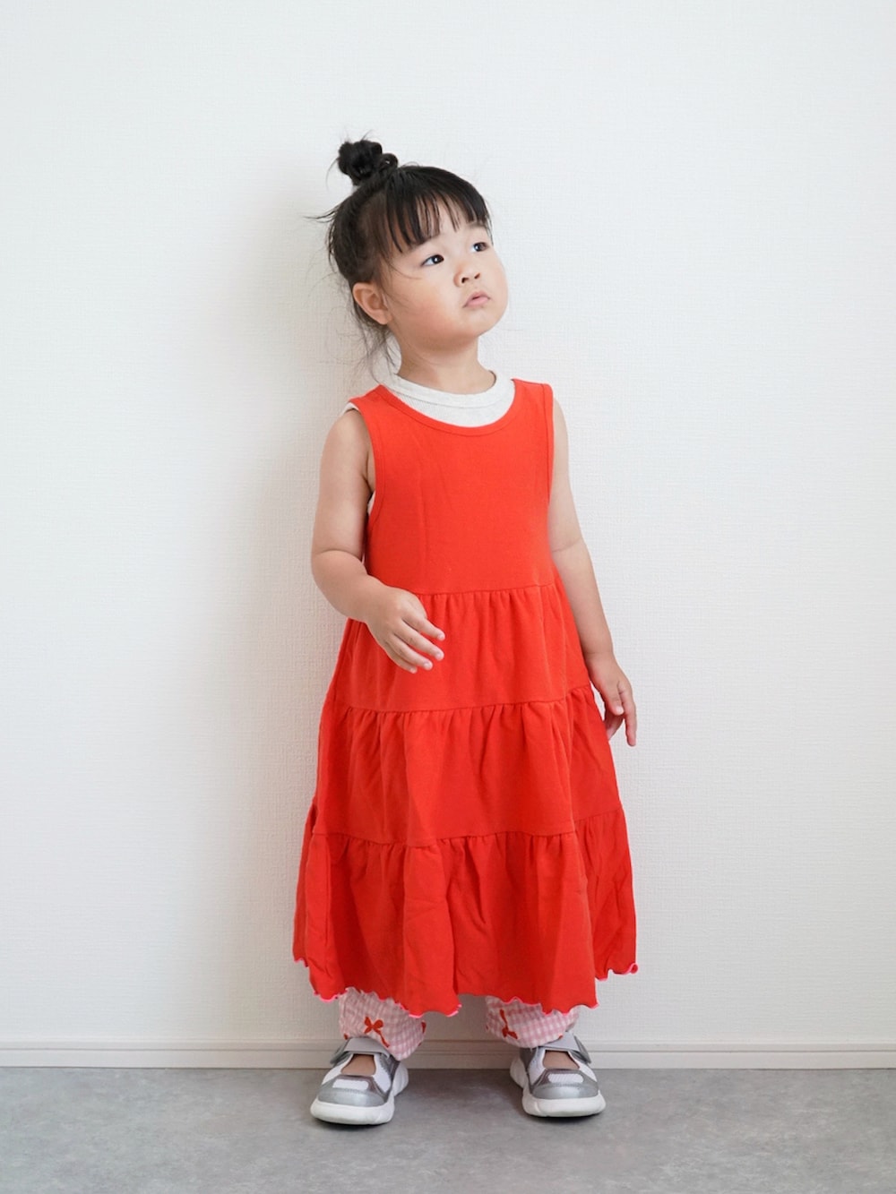 ホワイト系のタンクトップ、ピンク系のその他パンツ、レッド系のワンピースを着用したキッズの夏コーディネートの3枚目の写真