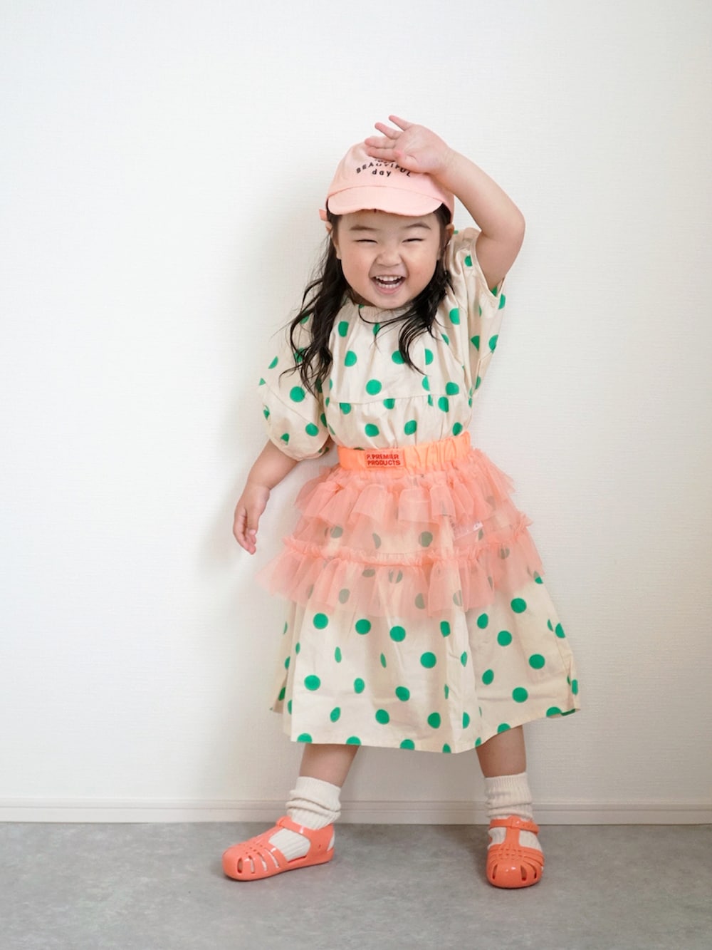 ブルー系のデニムジャケット、ピンク系のスカート、その他のワンピースを着用したキッズの春コーディネートの4枚目の写真