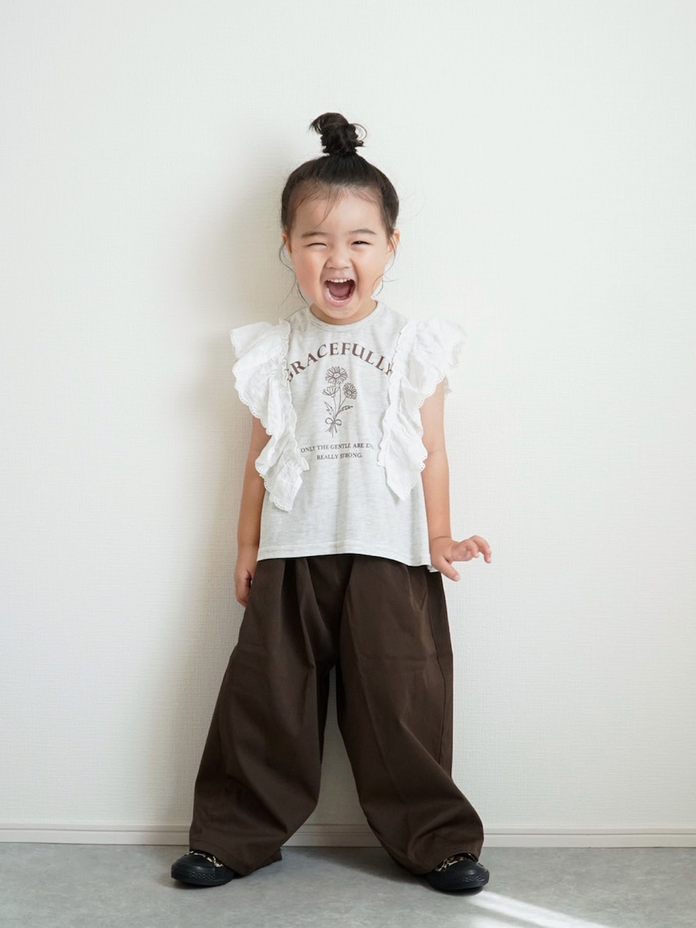 ベージュ系のTシャツ/カットソー、ブラウン系のその他パンツ、ブラウン系のスニーカーを着用したキッズの夏コーディネートの3枚目の写真