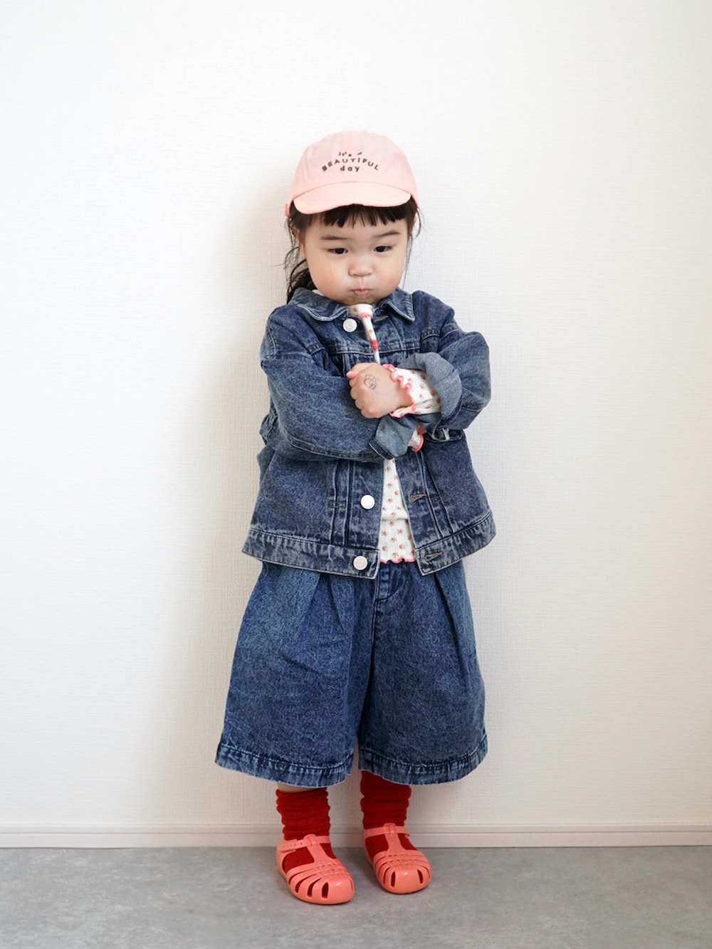 ピンク系のTシャツ/カットソー、ブルー系のデニムジャケット、ブルー系のその他パンツを着用したキッズの春コーディネートの2枚目の写真