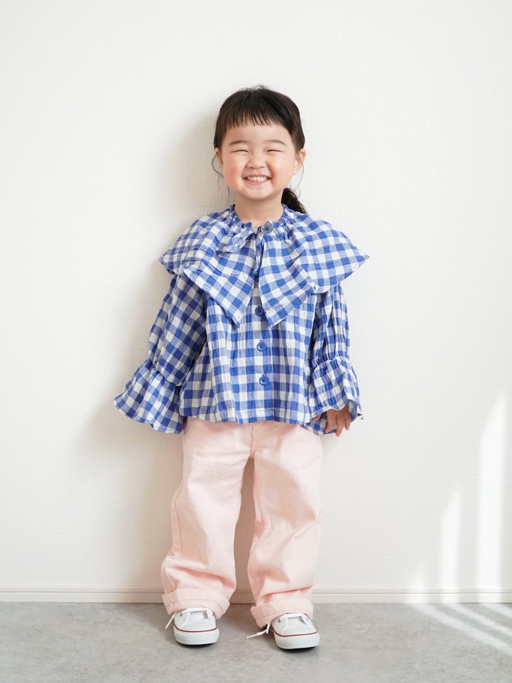 ブルー系のシャツ/ブラウス、ホワイト系のスニーカー、ピンク系のデニムパンツを着用したキッズの春コーディネートの3枚目の写真