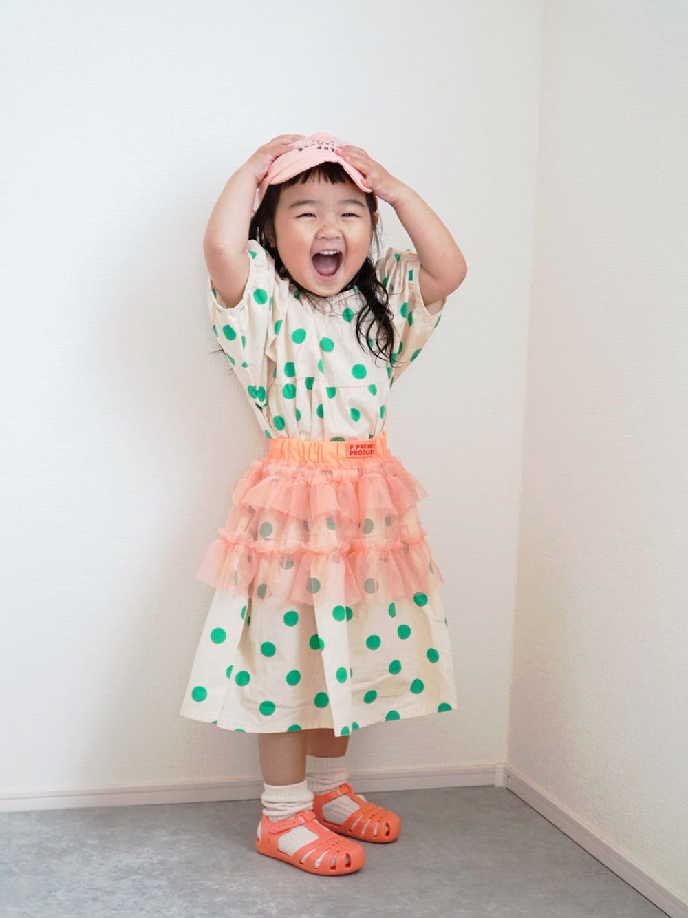 ブルー系のデニムジャケット、ピンク系のスカート、その他のワンピースを着用したキッズの春コーディネートの5枚目の写真