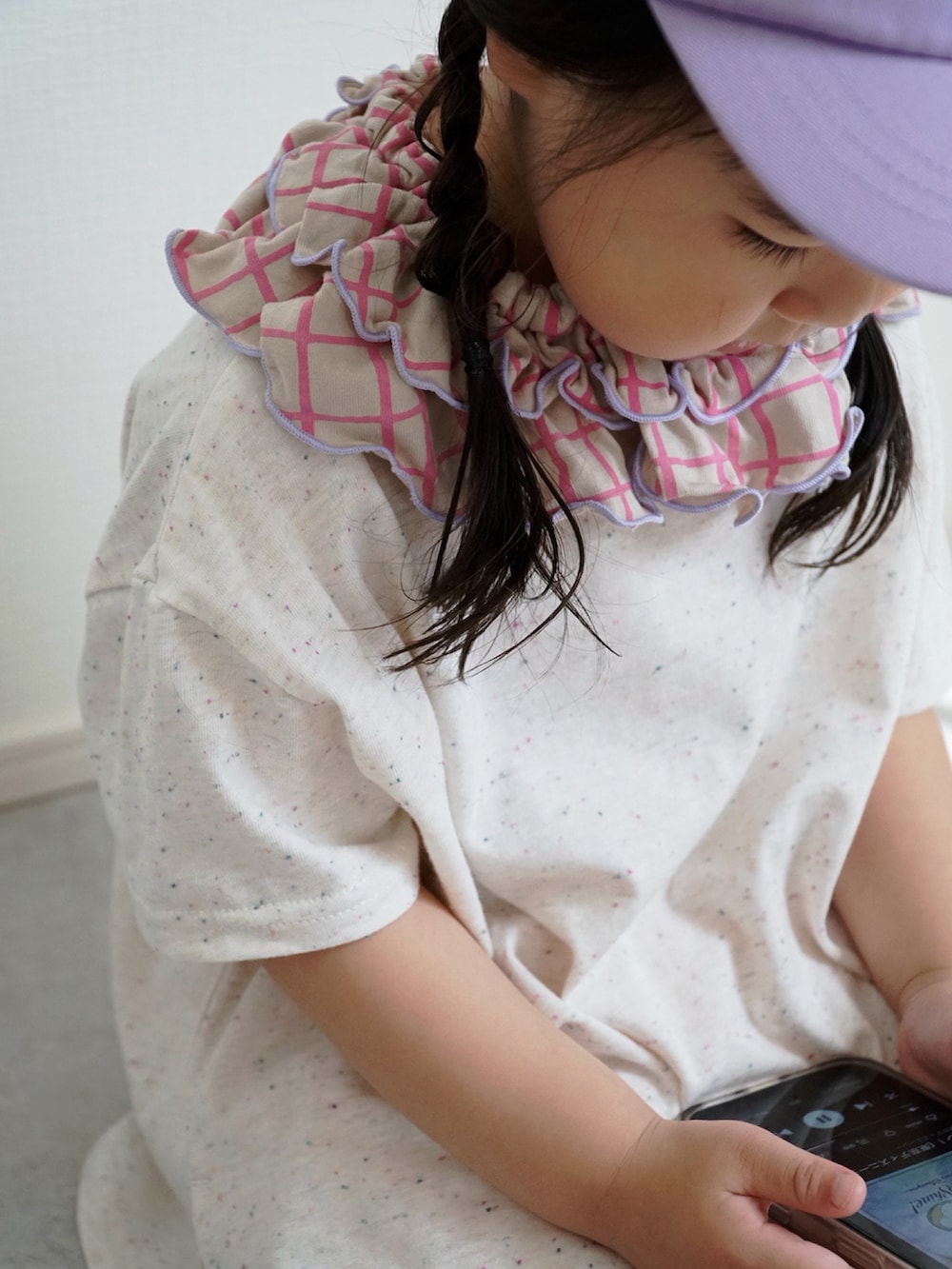 ブルー系のデニムジャケット、ホワイト系のスニーカー、ピンク系のデニムパンツを着用したキッズの春コーディネートの5枚目の写真