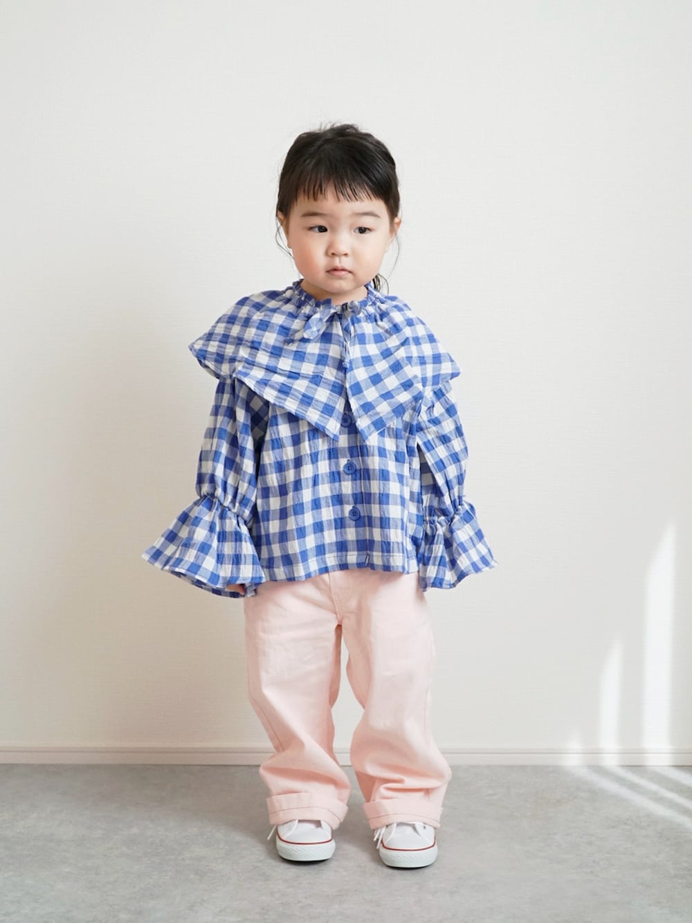 ブルー系のシャツ/ブラウス、ホワイト系のスニーカー、ピンク系のデニムパンツを着用したキッズの春コーディネートの5枚目の写真