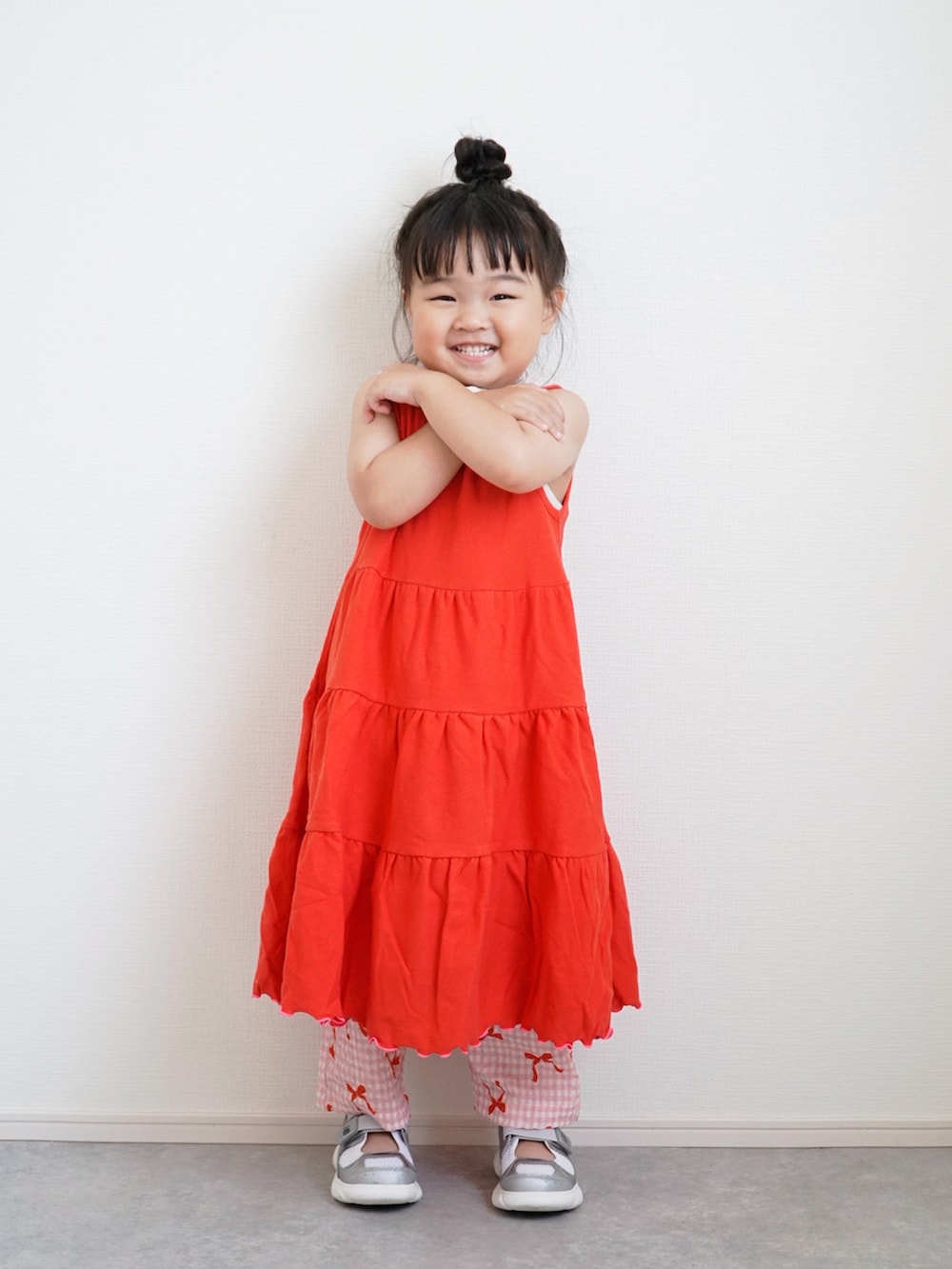 ホワイト系のタンクトップ、ピンク系のその他パンツ、レッド系のワンピースを着用したキッズの夏コーディネートの2枚目の写真