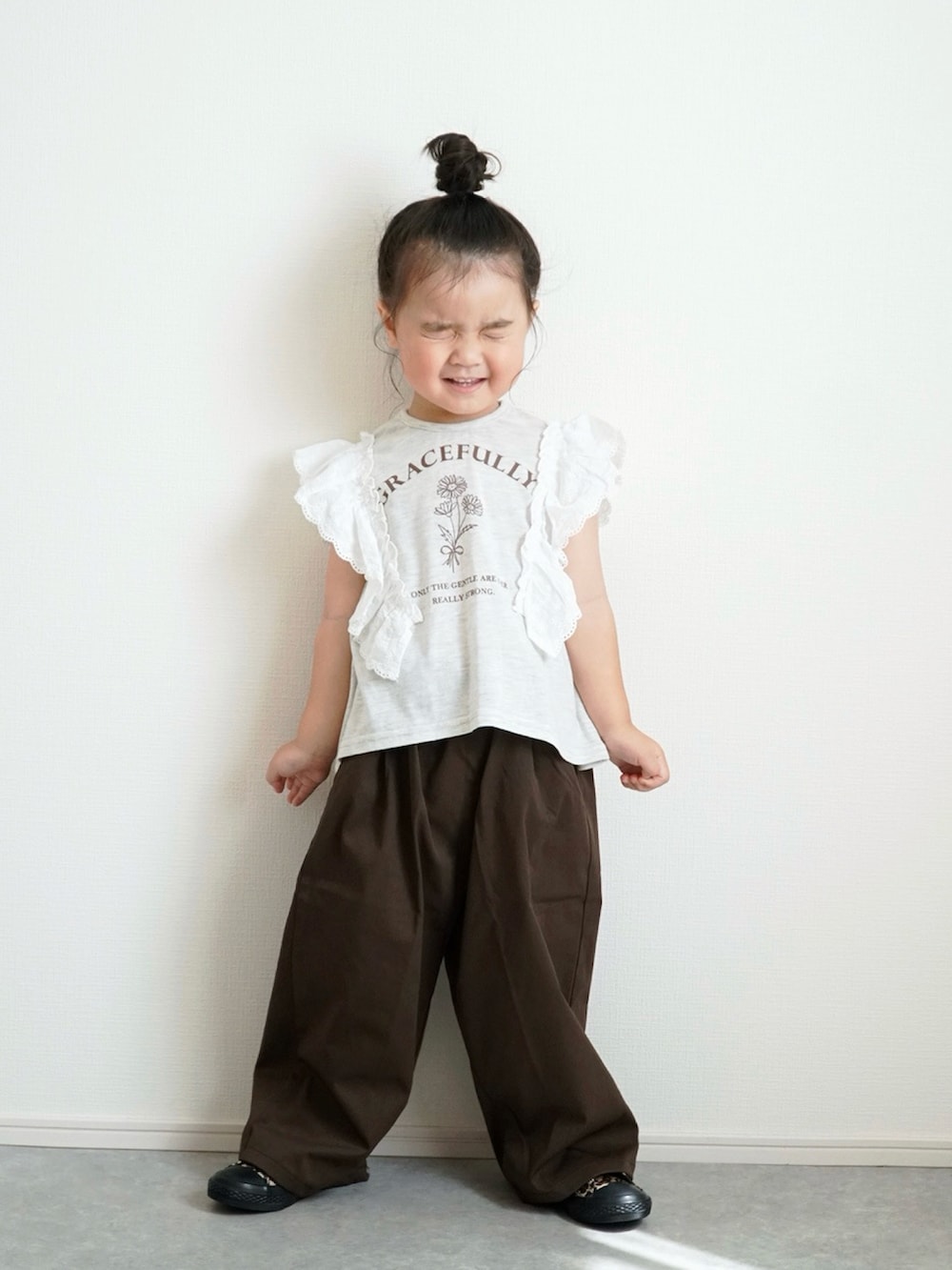 ベージュ系のTシャツ/カットソー、ブラウン系のその他パンツ、ブラウン系のスニーカーを着用したキッズの夏コーディネートの4枚目の写真