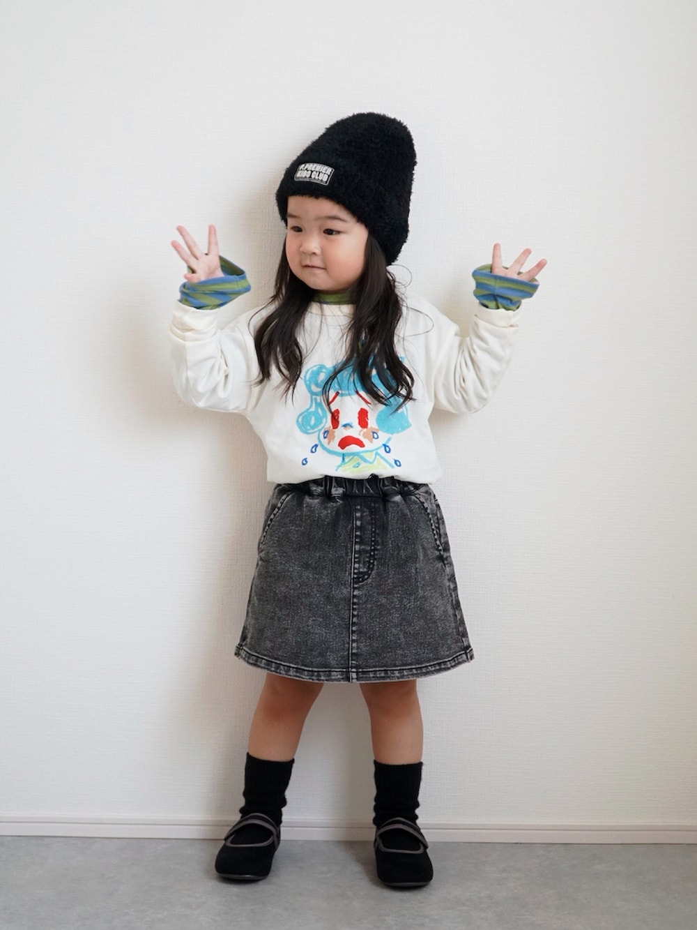 ホワイト系のTシャツ/カットソー、グリーン系のTシャツ/カットソー、ブラック系のデニムパンツを着用したキッズの秋コーディネートの2枚目の写真