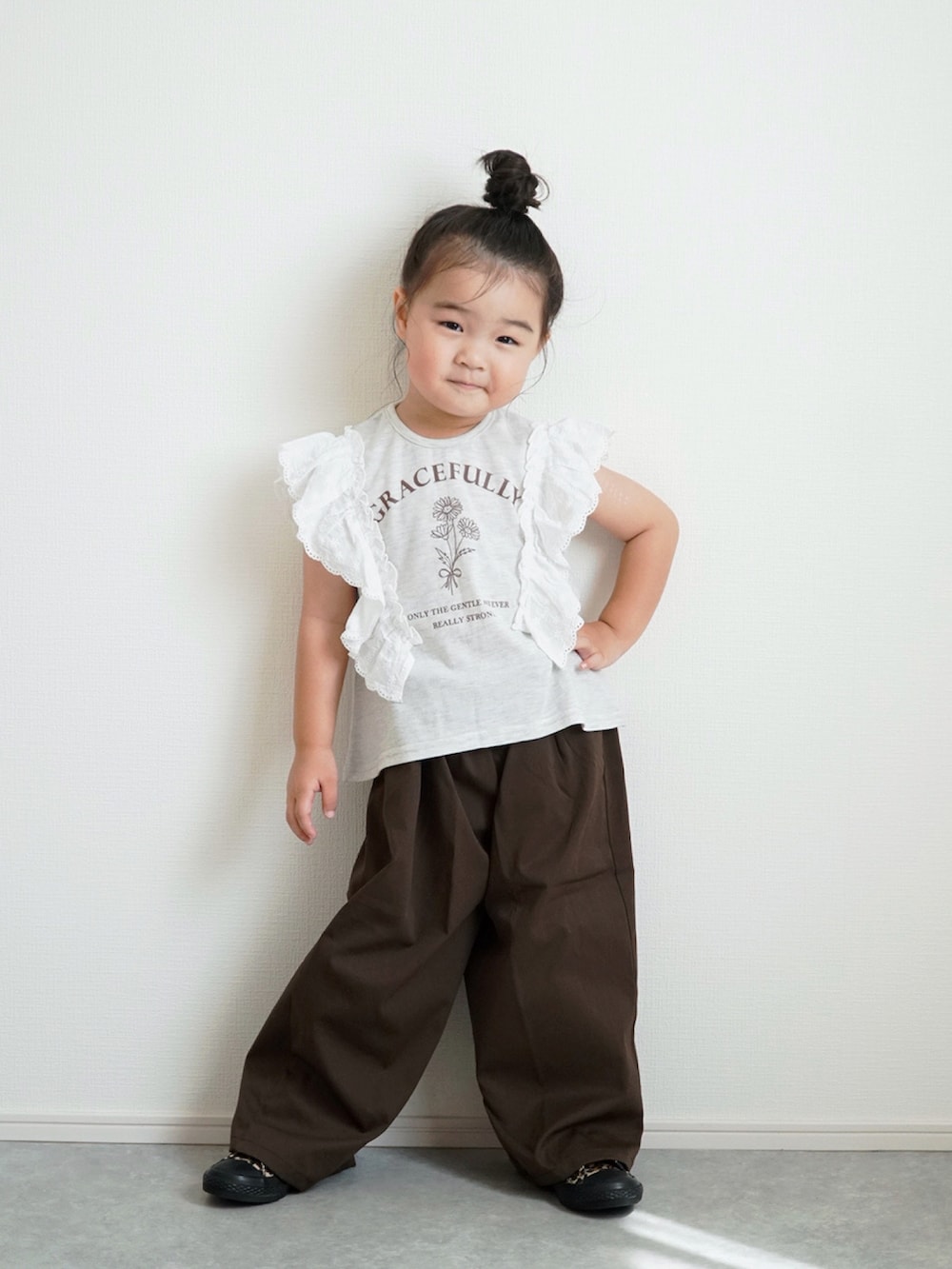 ベージュ系のTシャツ/カットソー、ブラウン系のその他パンツ、ブラウン系のスニーカーを着用したキッズの夏コーディネートの5枚目の写真