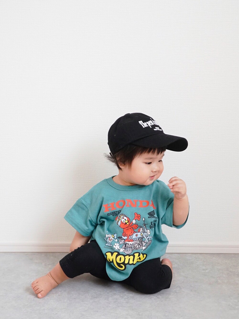 グリーン系のTシャツ/カットソー、ブラック系のキャップ、ブラック系のレギンス/スパッツを着用したキッズの夏コーディネートの2枚目の写真
