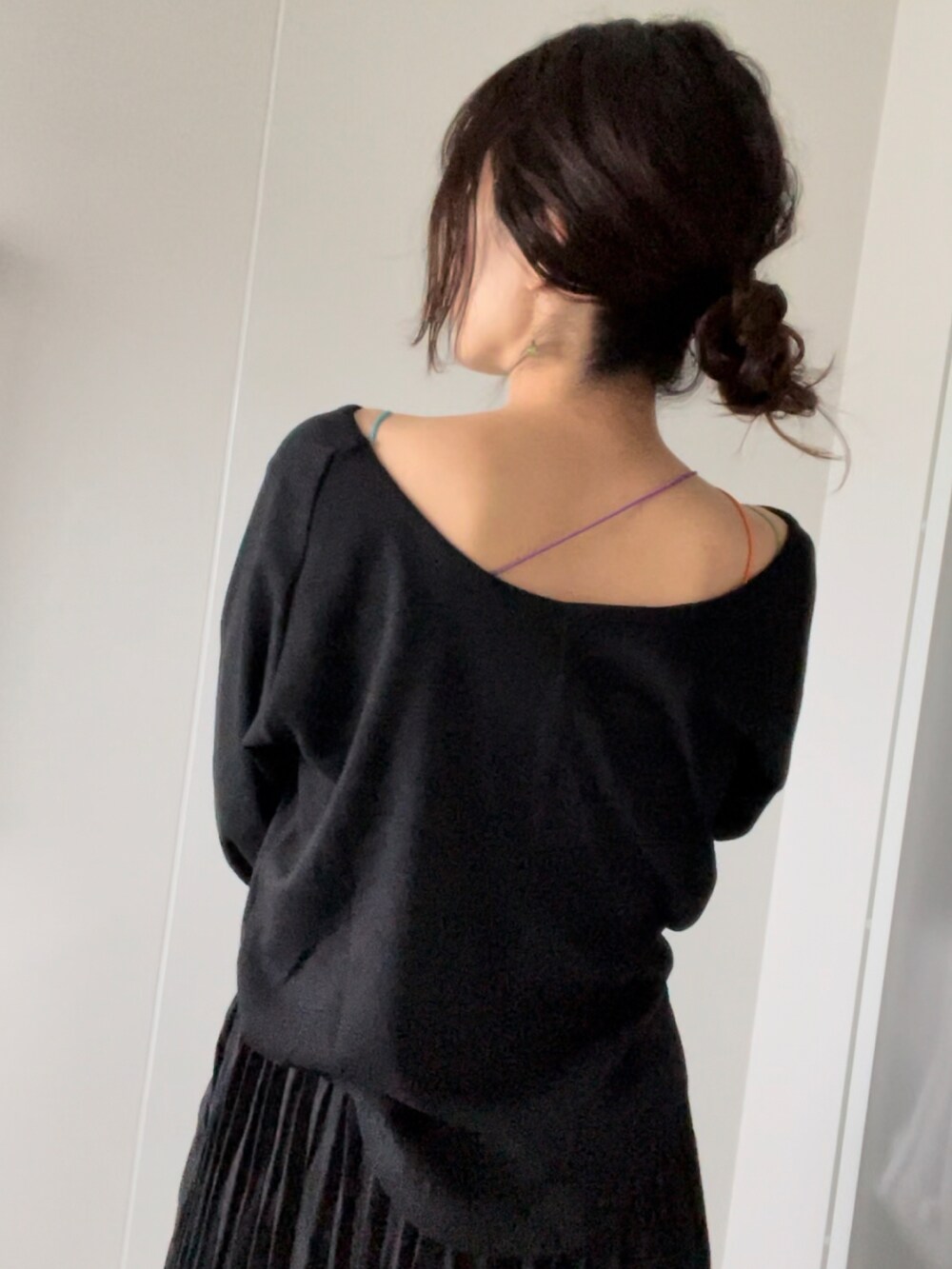 ブラック系のTシャツ/カットソー、ブラック系のキャミソール、ブラック系のその他パンツを着用したレディースの春コーディネートの4枚目の写真