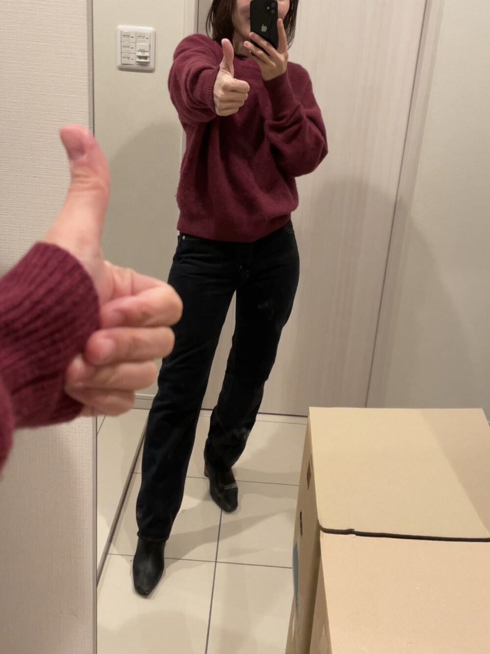 ブラック系のデニムパンツ、ピンク系のニット/セーター、ピンク系のニット/セーターを着用したレディースの冬コーディネートの3枚目の写真