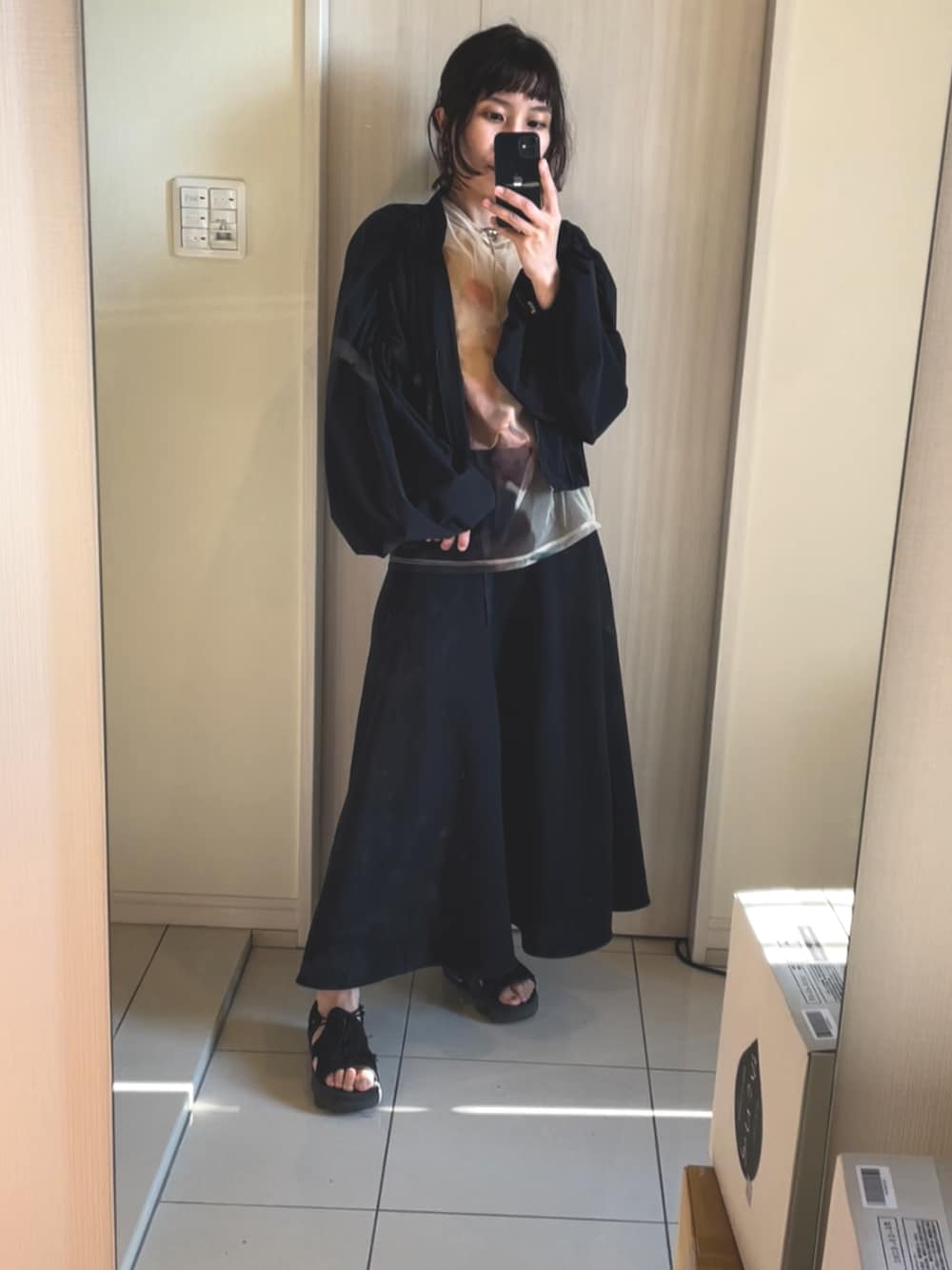 ブラック系のサンダル、ブラック系のワンピース、その他のTシャツ/カットソーを着用したレディースの春コーディネートの2枚目の写真