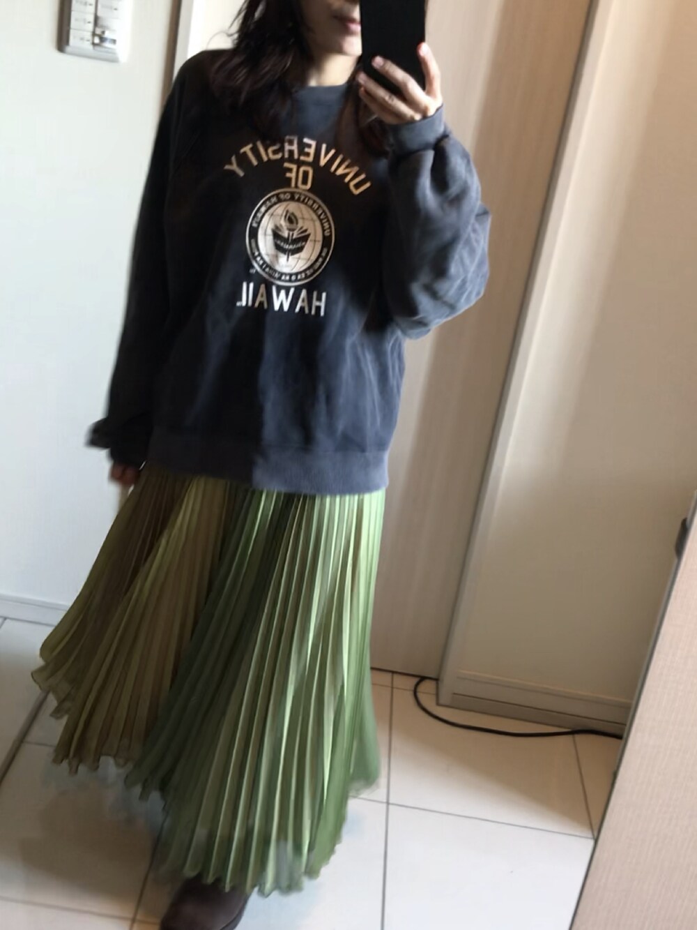 「スウェット、グリーン、バイカラー、hawaii、オーバーサイズ、ロングスカート、UGG、プリーツスカート、ゆったりコーデ、ラクチンコーデ、秋コーデ、AMERI、ハワイ大学」｜「AmeriのAMERI HAWAII COLLEGE TOP（スウェット、ブルー系）」を使った、emicoさん（レディース・156cm）の秋コーディネートの3枚目の写真