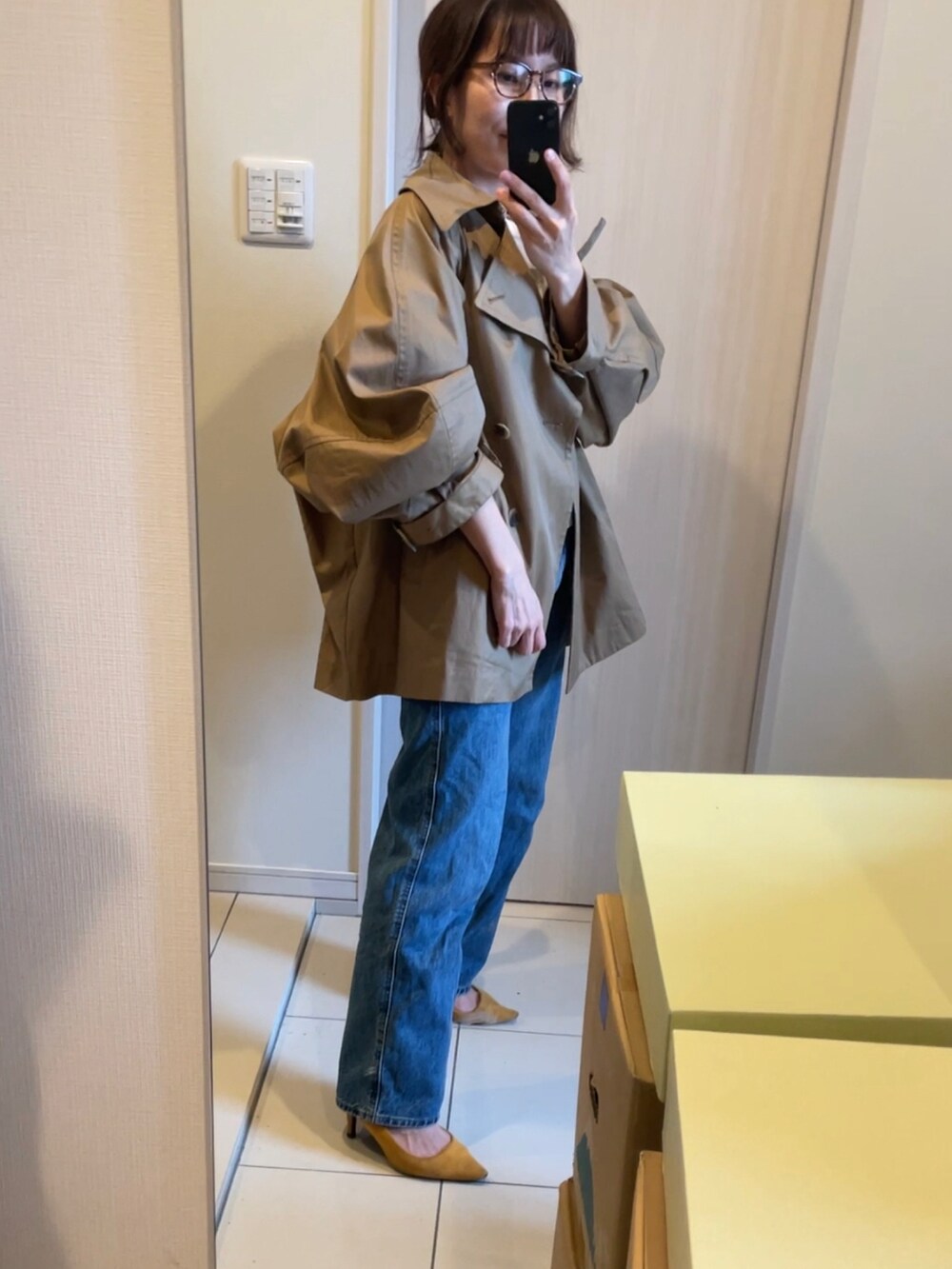 ホワイト系のTシャツ/カットソー、ベージュ系のトレンチコート、イエロー系のパンプスを着用したレディースの春コーディネートの2枚目の写真