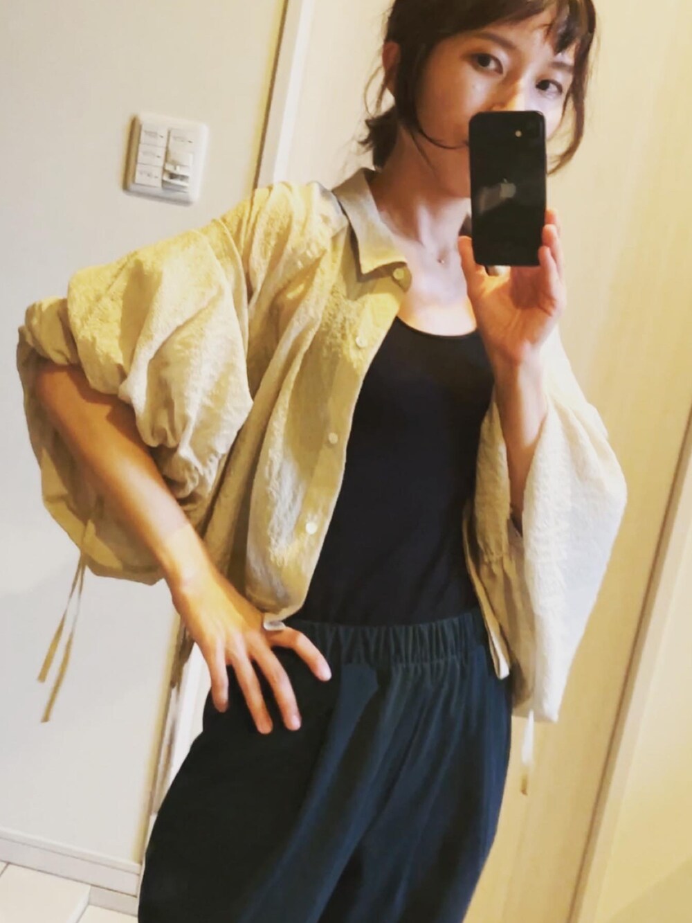 その他のパンツ、ブラック系のサンダル、ベージュ系のシャツ/ブラウスを着用したレディースの夏コーディネートの2枚目の写真